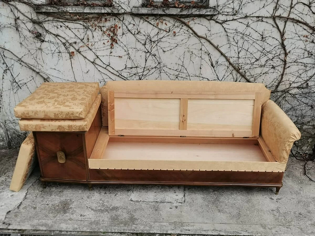 Divano mobile ad ingresso Fratelli Rigamonti con tappezzeria damascata, anni '50 1379031