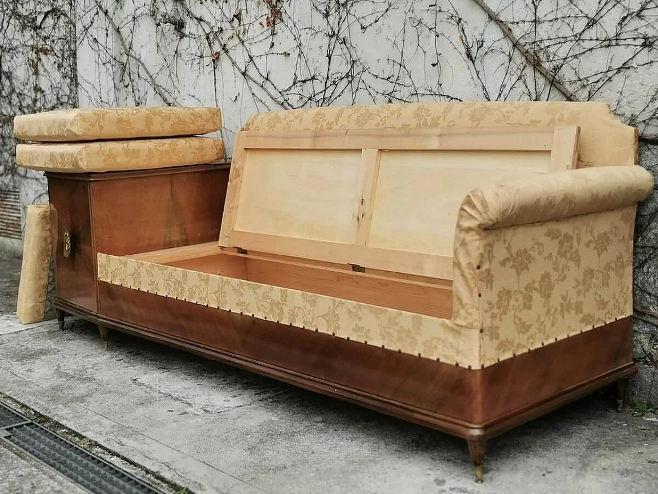 Divano mobile ad ingresso Fratelli Rigamonti con tappezzeria damascata, anni '50 1379032
