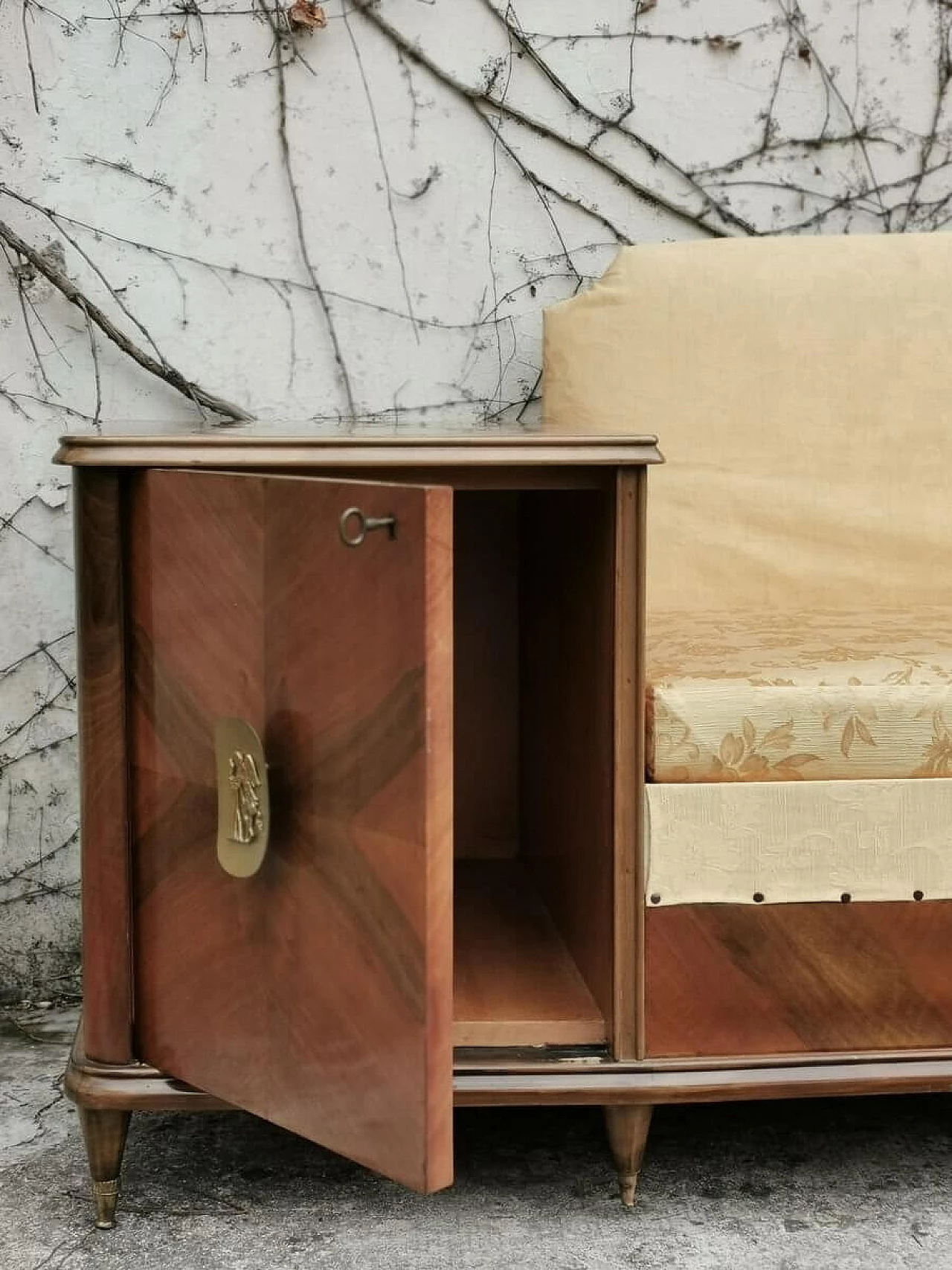 Divano mobile ad ingresso Fratelli Rigamonti con tappezzeria damascata, anni '50 1379033