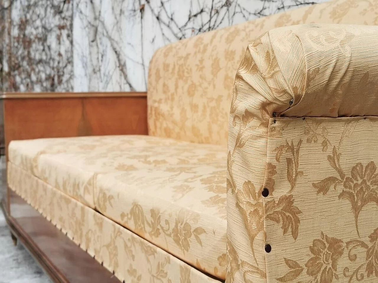 Divano mobile ad ingresso Fratelli Rigamonti con tappezzeria damascata, anni '50 1379035