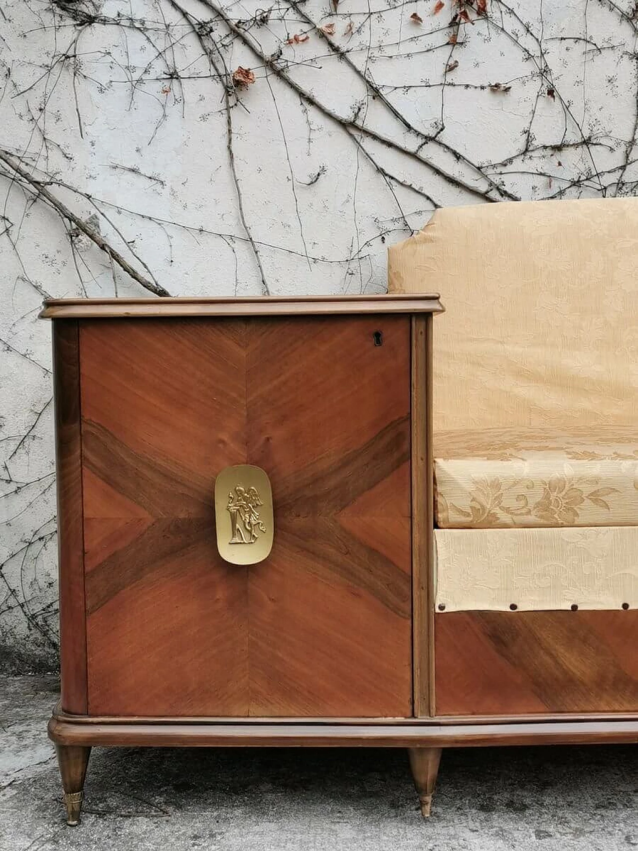 Divano mobile ad ingresso Fratelli Rigamonti con tappezzeria damascata, anni '50 1379040