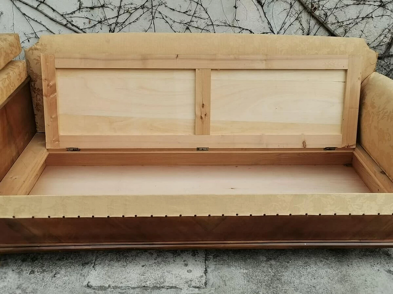 Divano mobile ad ingresso Fratelli Rigamonti con tappezzeria damascata, anni '50 1379045