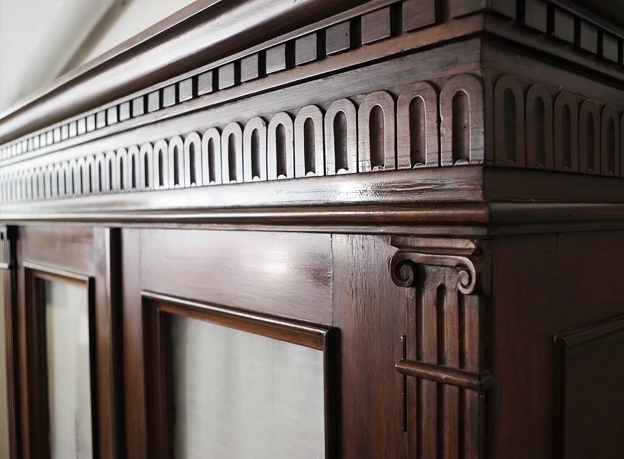 Mobiletto in noce con ante in vetro, anni '20 1379354