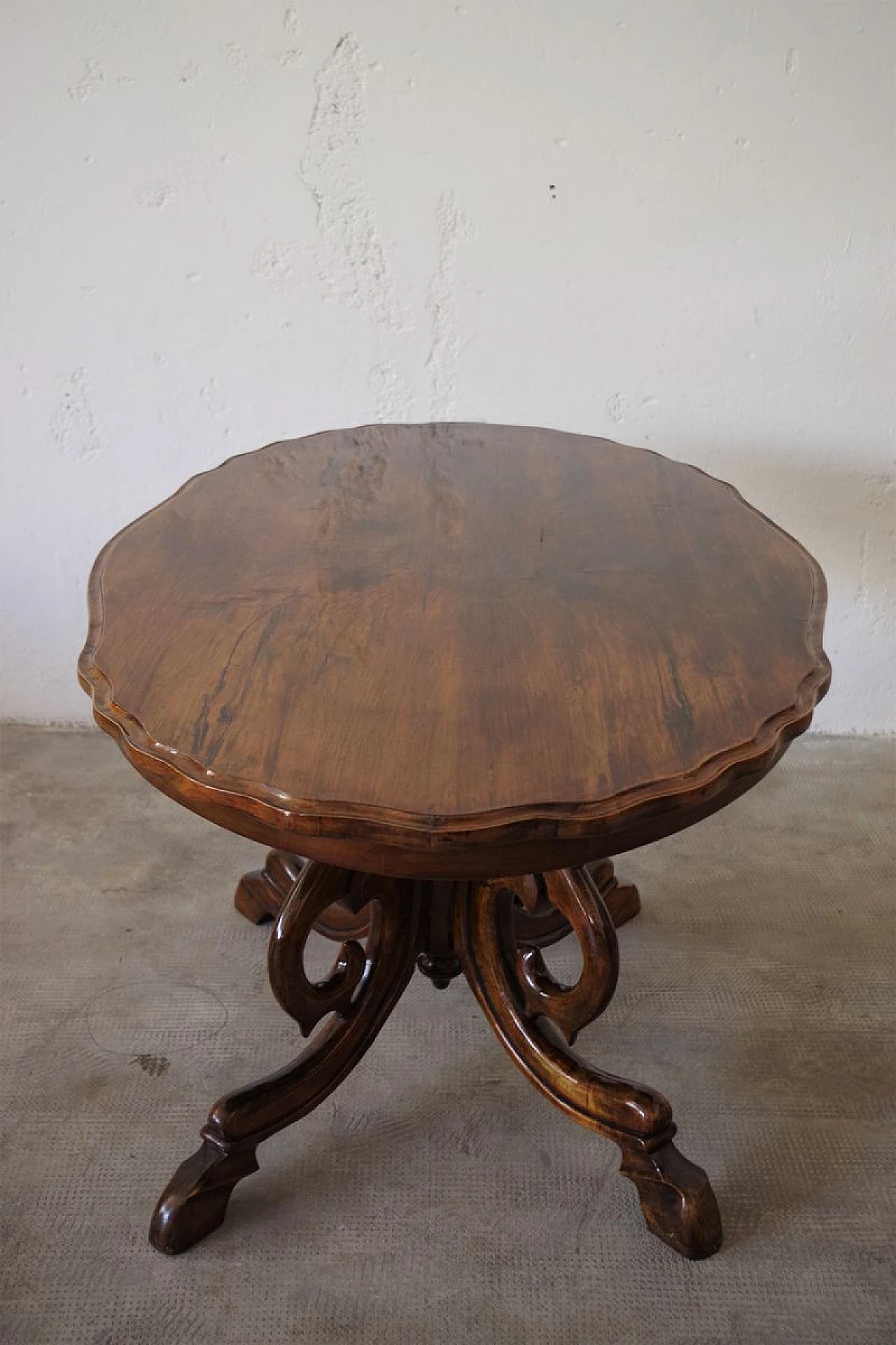 Carved walnut coffee table, 19th century 1379675