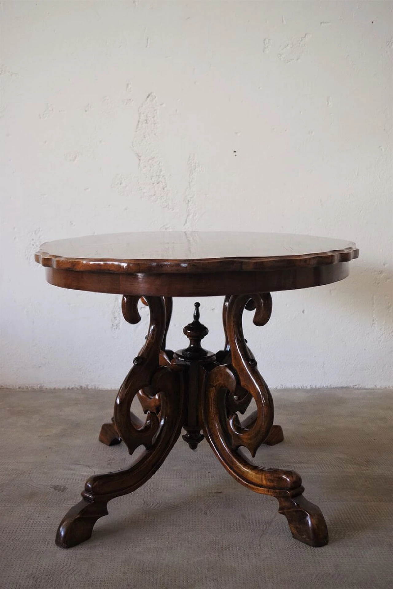Carved walnut coffee table, 19th century 1379677