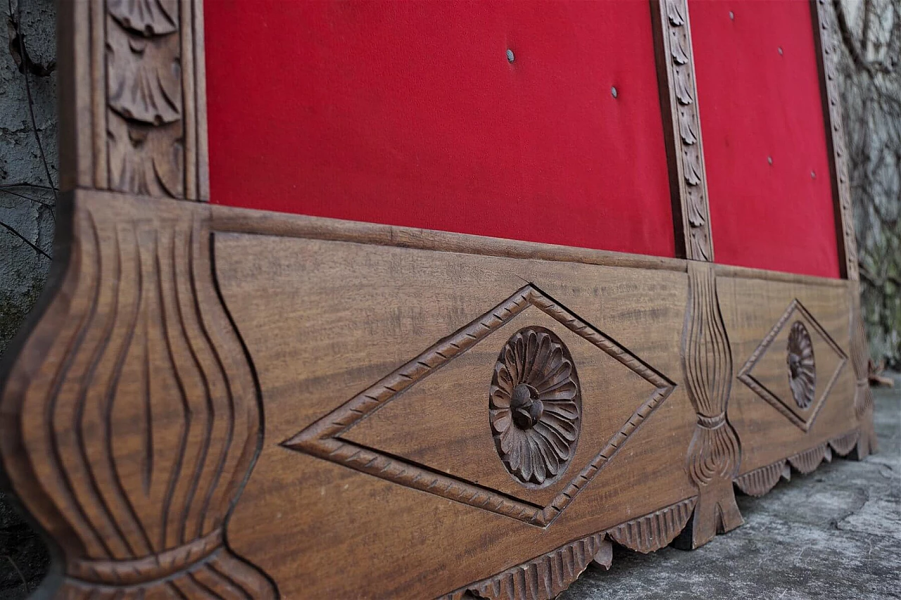 Attaccapanni a parete in legno e velluto rosso, anni ‘50 1379923