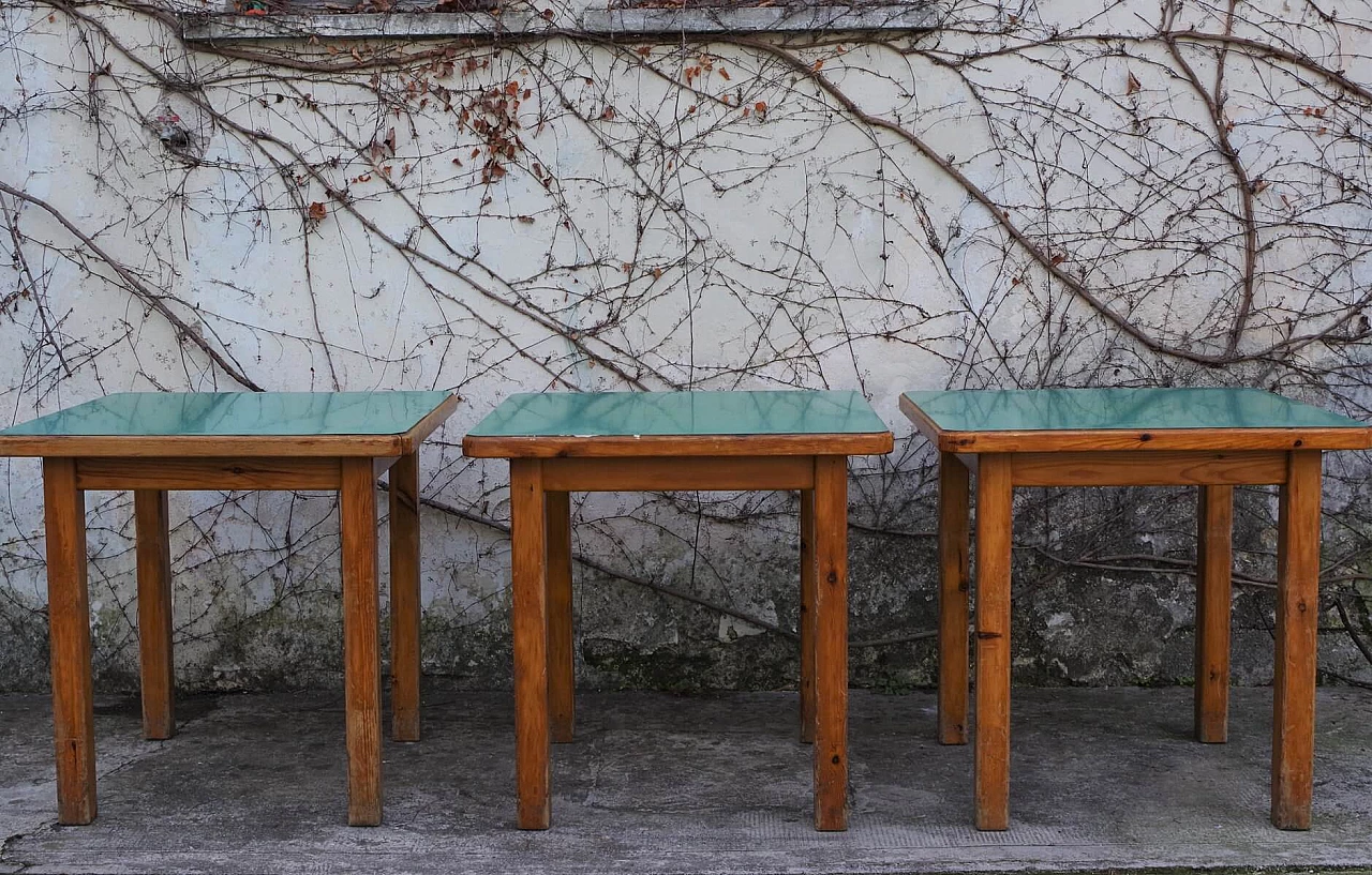 3 tavoli da gioco in legno con piano in laminato verde, anni '50 1380117