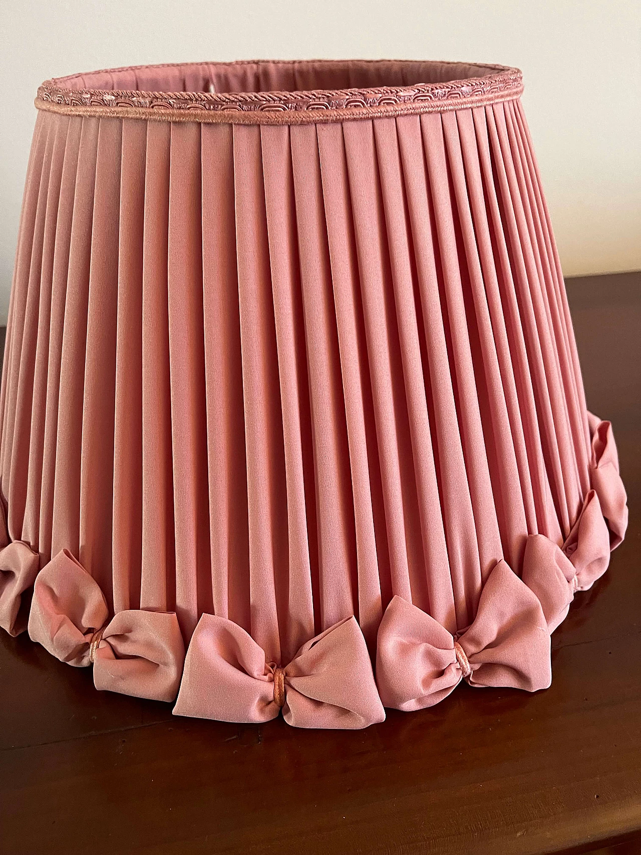 Lampada da tavolo con paralume bordeaux, anni 2000 1380275