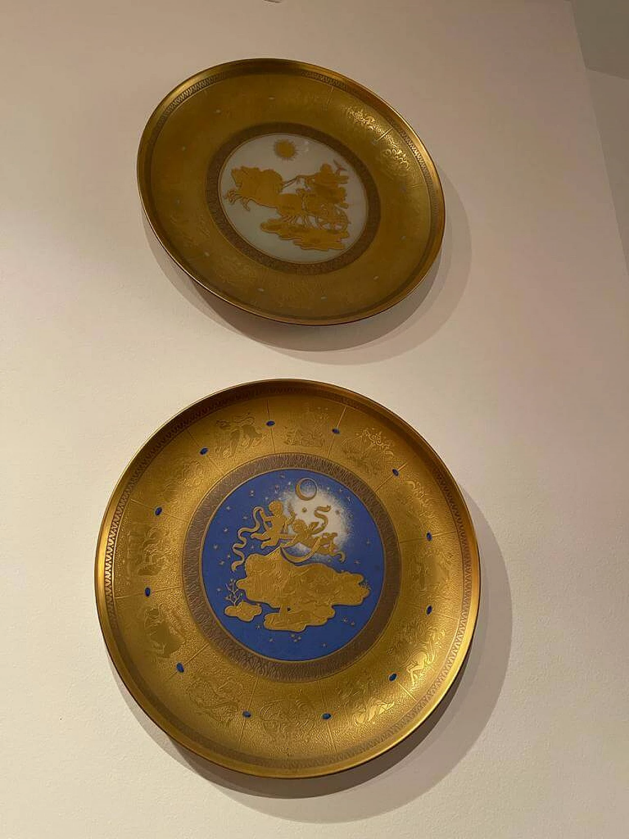 Coppia di piatti in porcellana Notte e Giorno di Arte Morbelli, anni '70 1380308