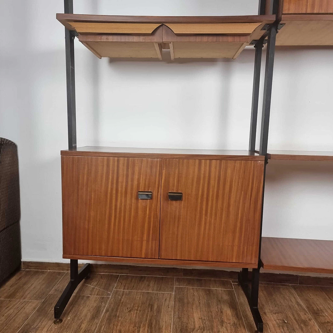 Libreria in metallo nero e legno, anni '60 1381281