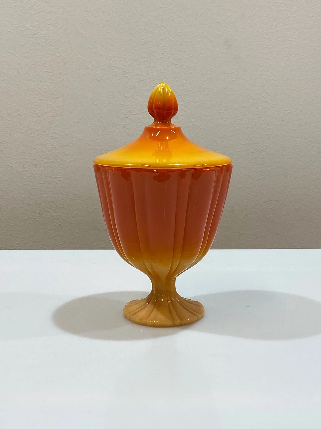 Vase with lid in opaline glass, 1940s 1381290