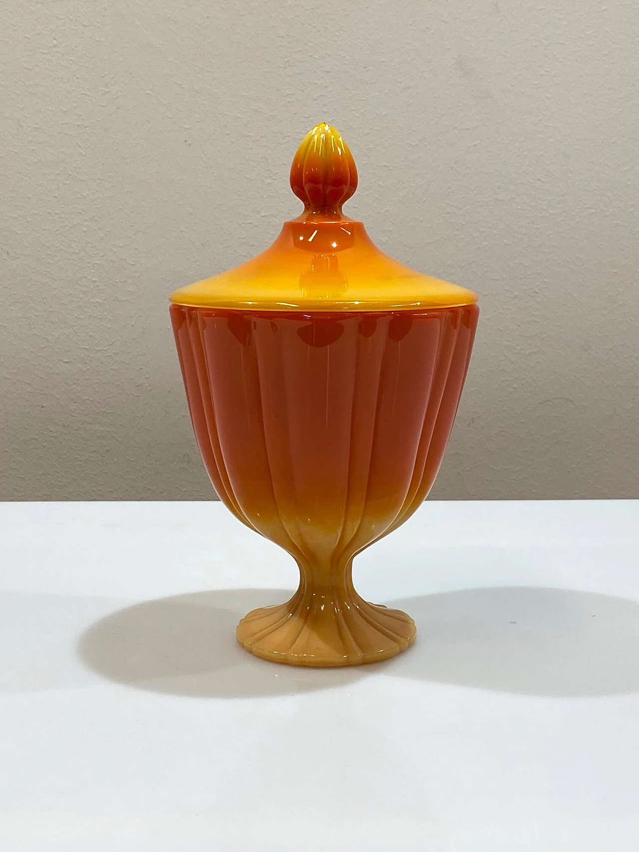 Vase with lid in opaline glass, 1940s 1381291