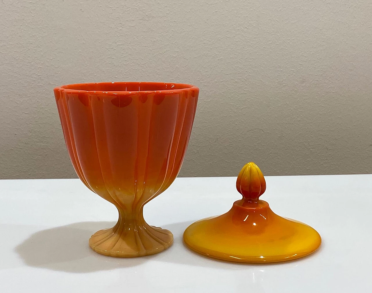 Vase with lid in opaline glass, 1940s 1381292