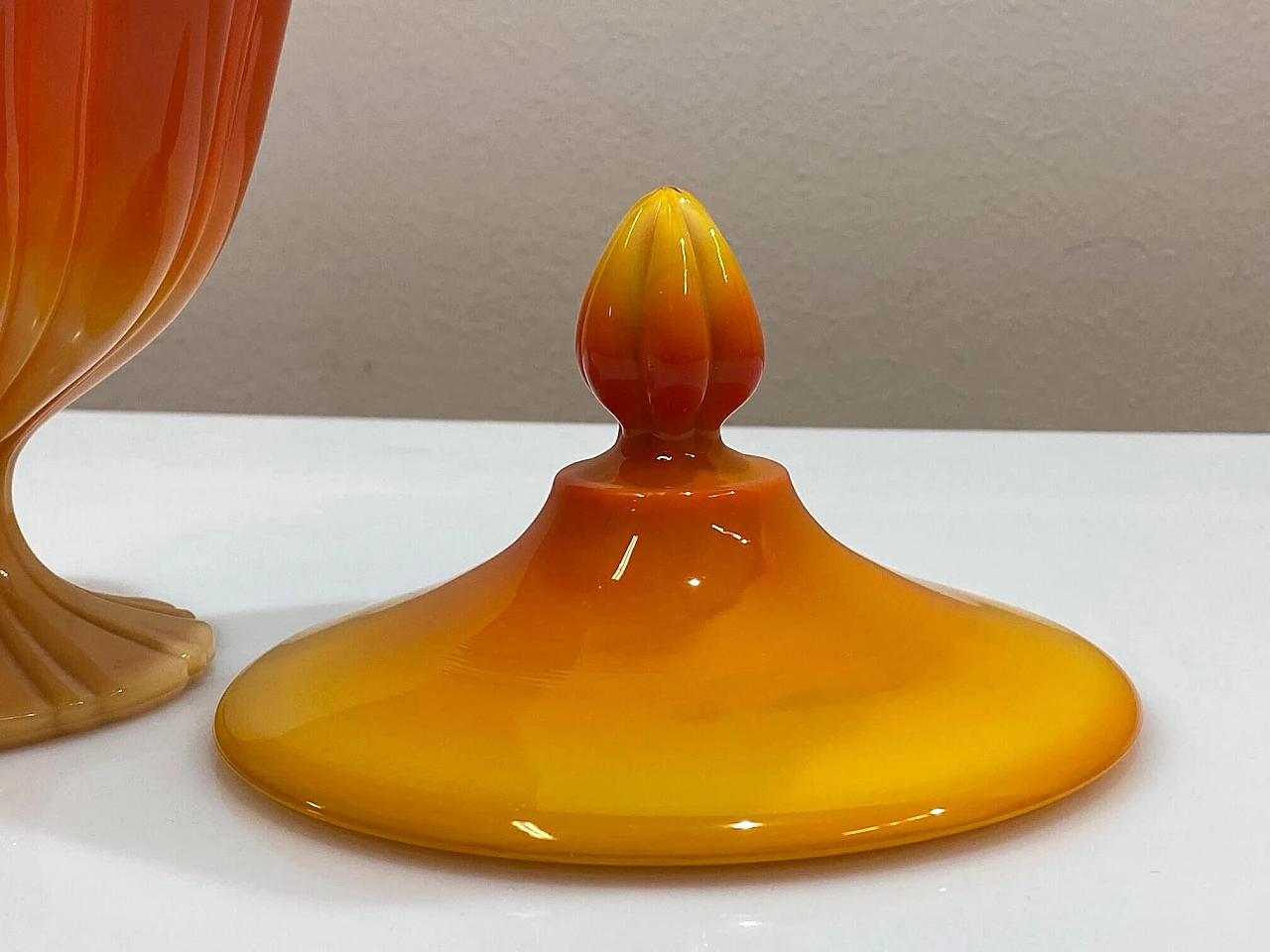 Vase with lid in opaline glass, 1940s 1381293