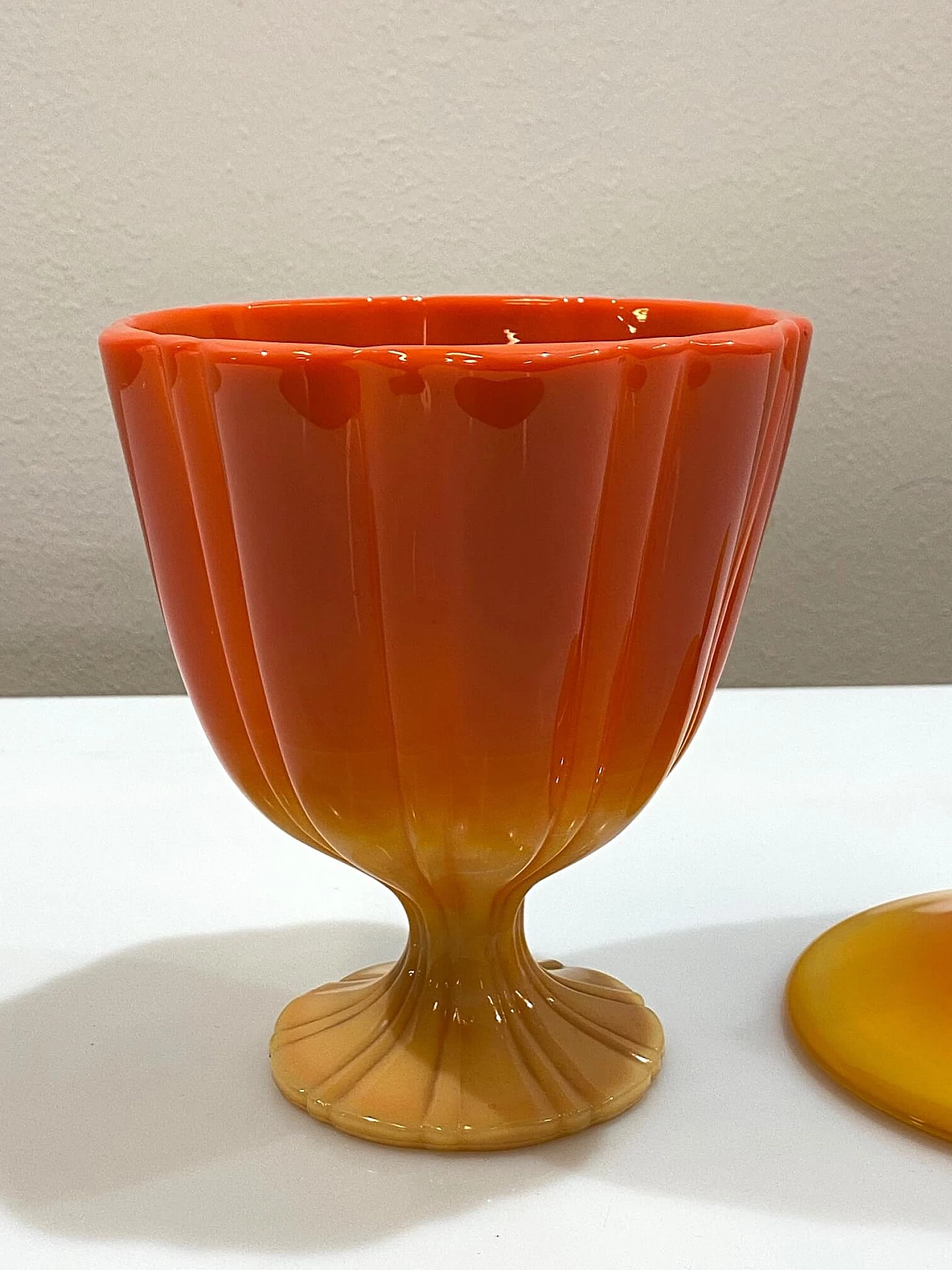 Vase with lid in opaline glass, 1940s 1381294