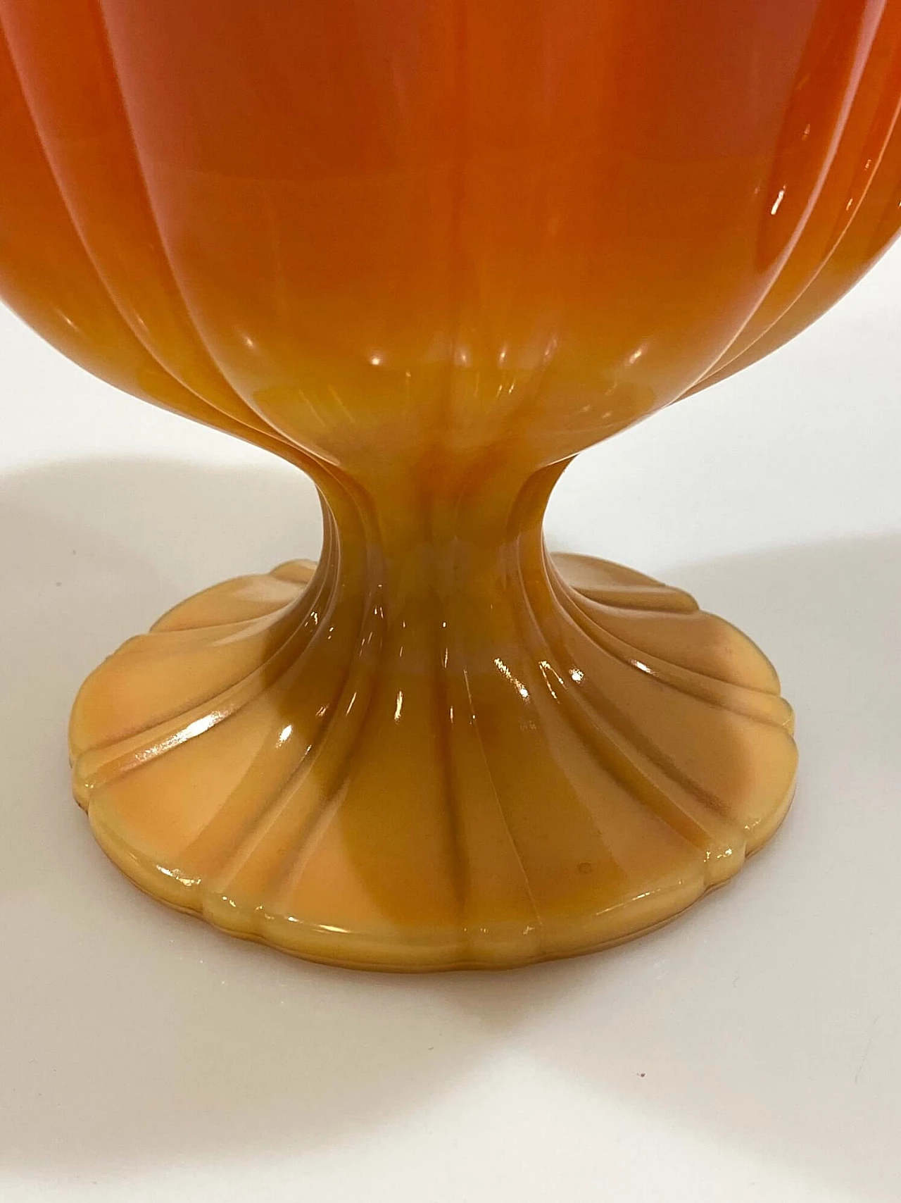 Vase with lid in opaline glass, 1940s 1381297