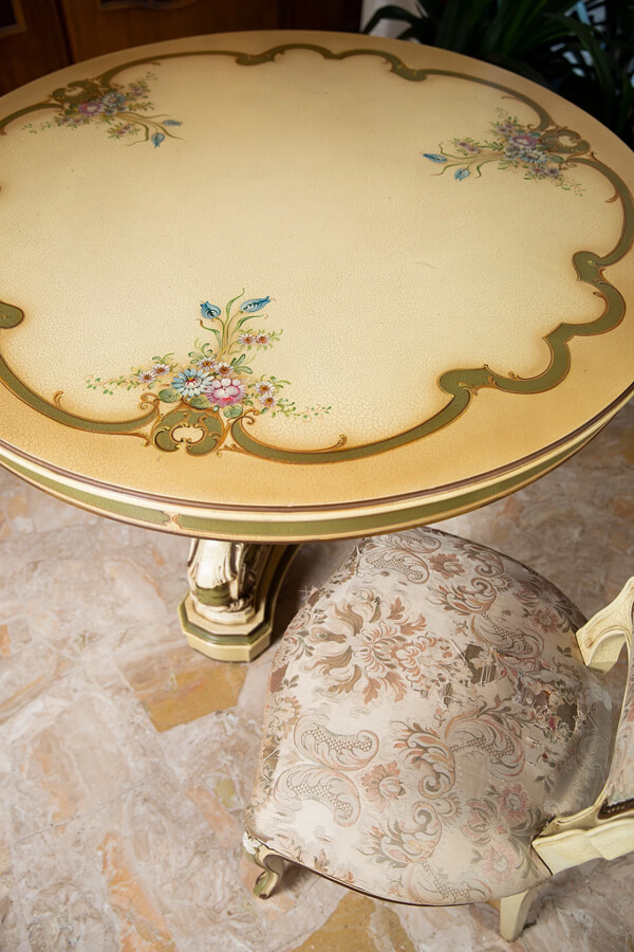 Venetian living room set with round table and 4 chairs, 1960s 1381595