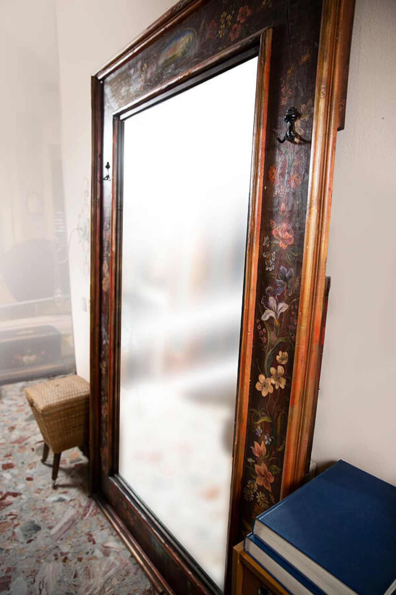 Specchio con cornice di legno decorata a mano, anni '60 1381616