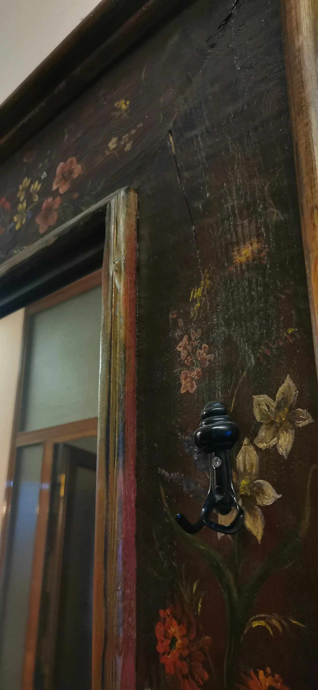Specchio con cornice di legno decorata a mano, anni '60 1381618