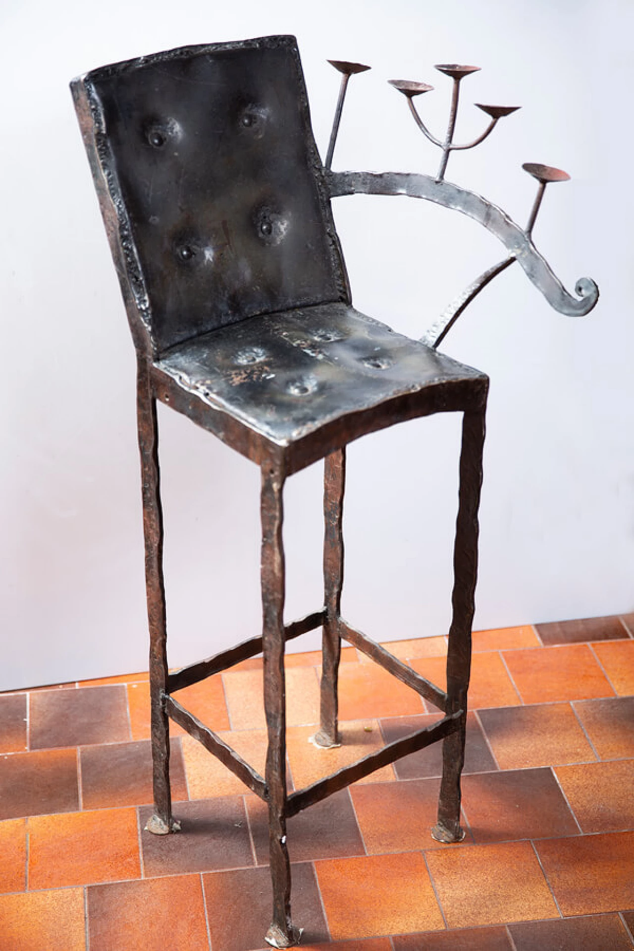 Sgabello artigianale in ferro battuto con candelabro, anni '60 1381646