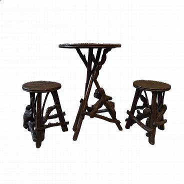 Tavolino e coppia di sgabelli in legno e bambù, anni '30