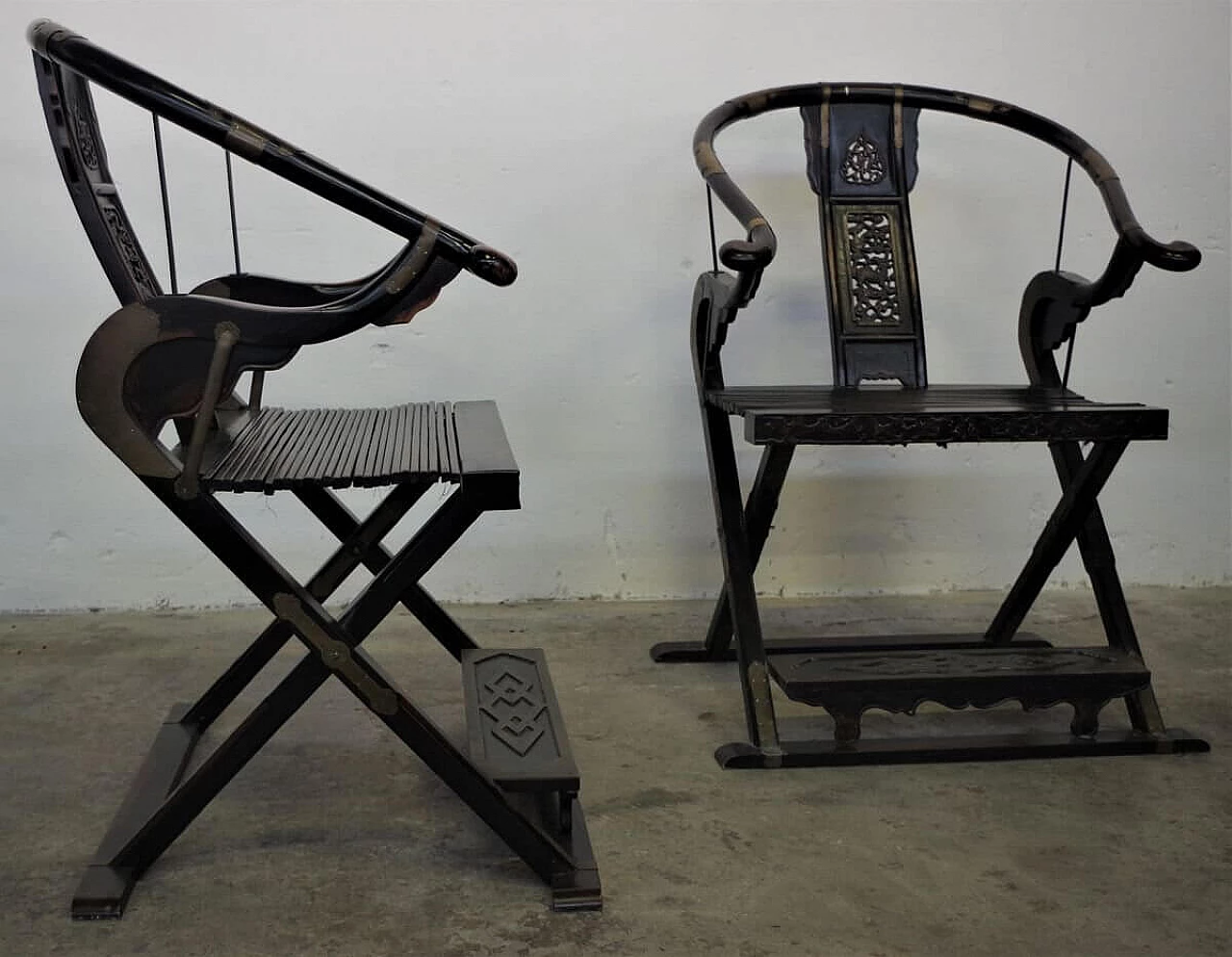 Coppia di sedie pieghevoli in legno e ottone di Ming, anni '20 1382458