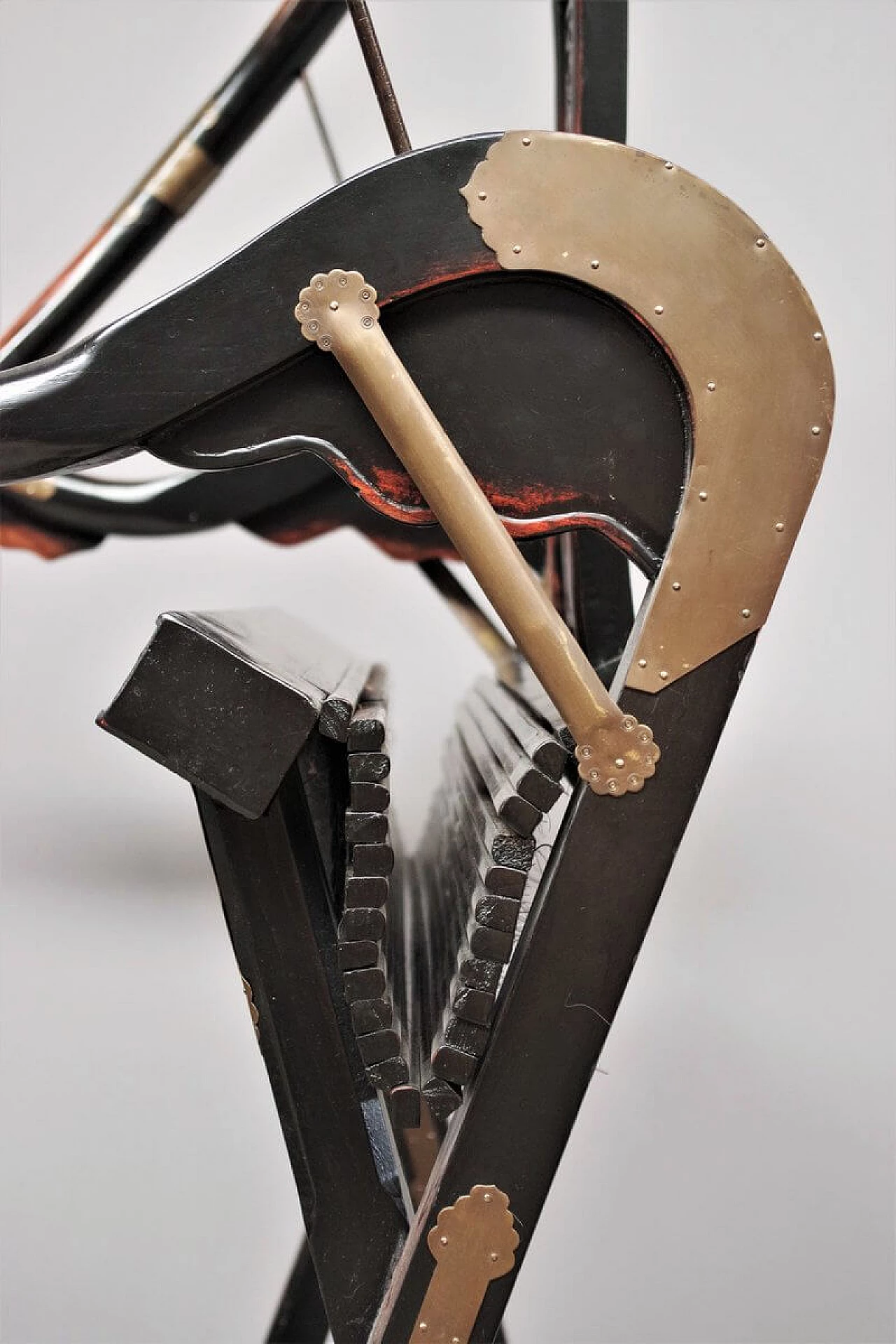 Pair of folding chairs in wood and brass by Ming, 20s 1382465