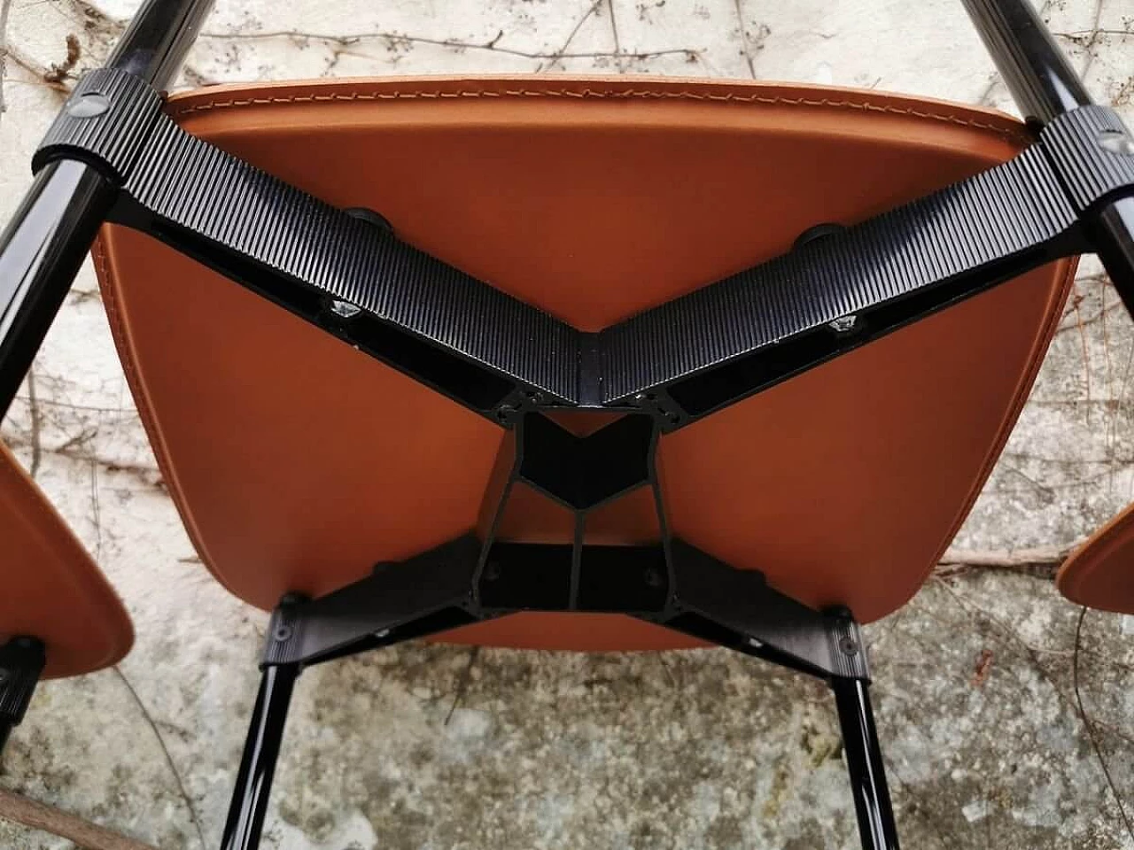 6 Chairs in painted anodised aluminium with leather seat by Ycami, 80s 1382860