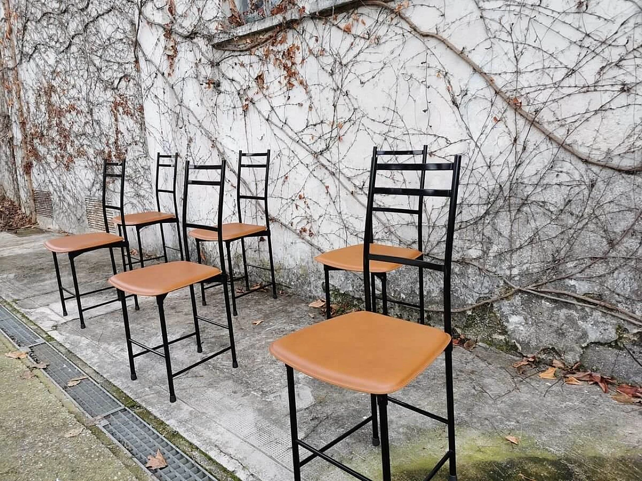 6 Chairs in painted anodised aluminium with leather seat by Ycami, 80s 1382861