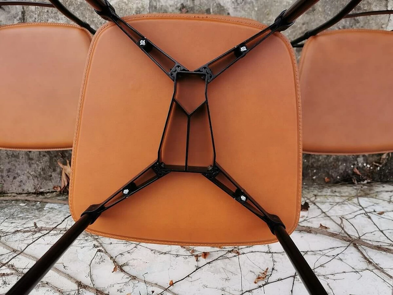 6 Chairs in painted anodised aluminium with leather seat by Ycami, 80s 1382862