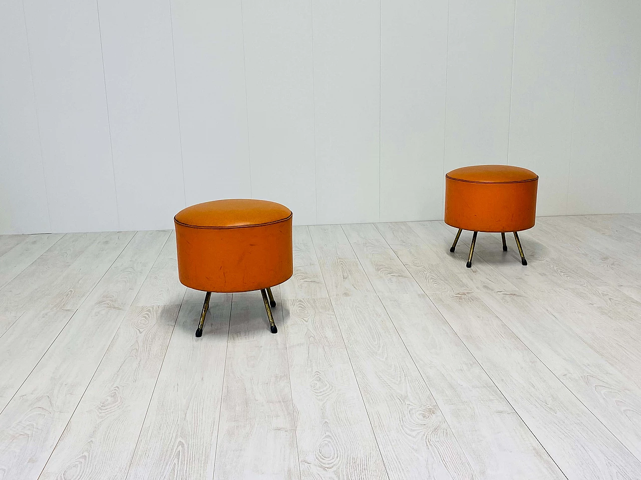 Coppia di pouf in pelle, anni '70 1383331