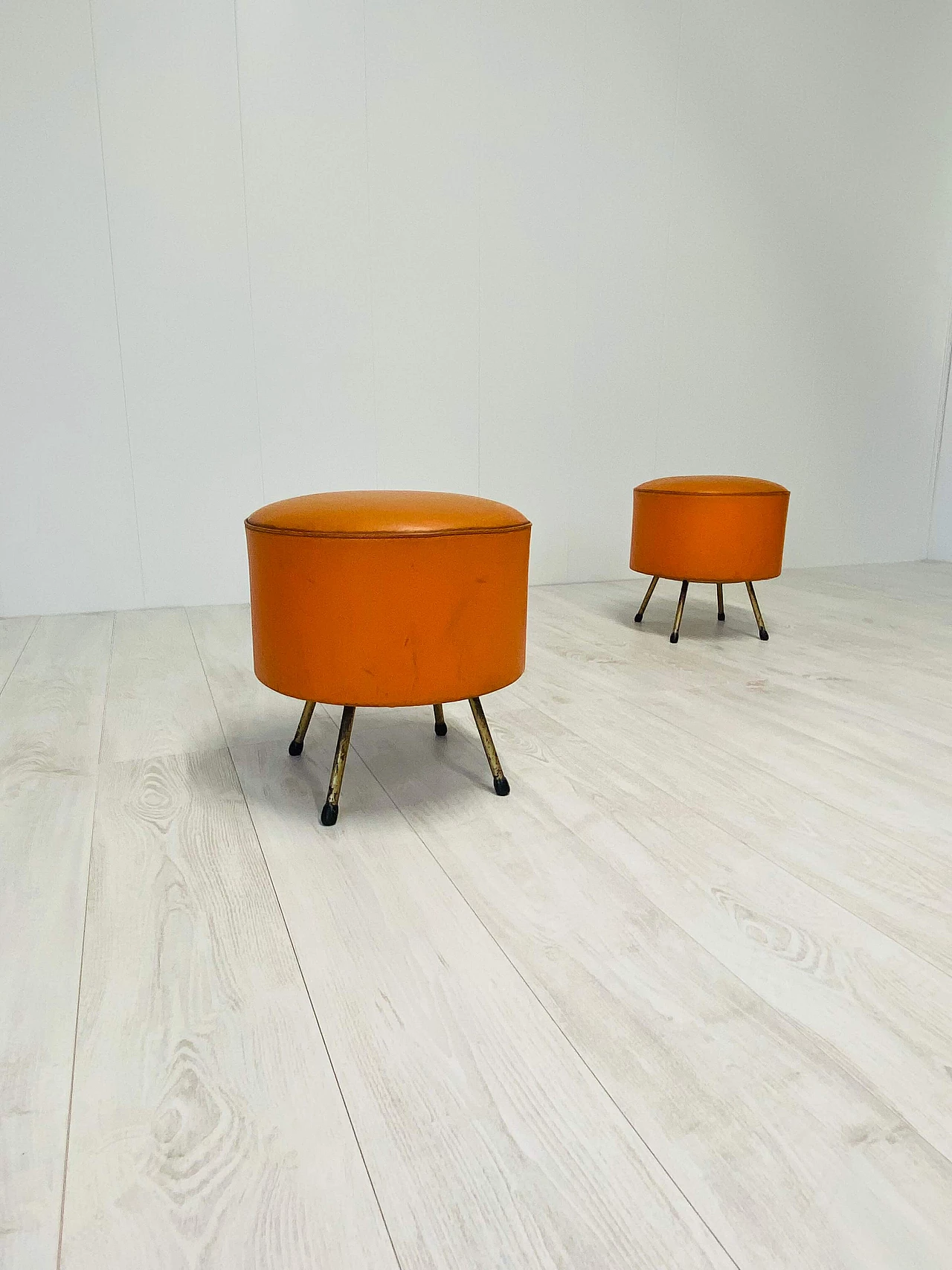 Coppia di pouf in pelle, anni '70 1383332
