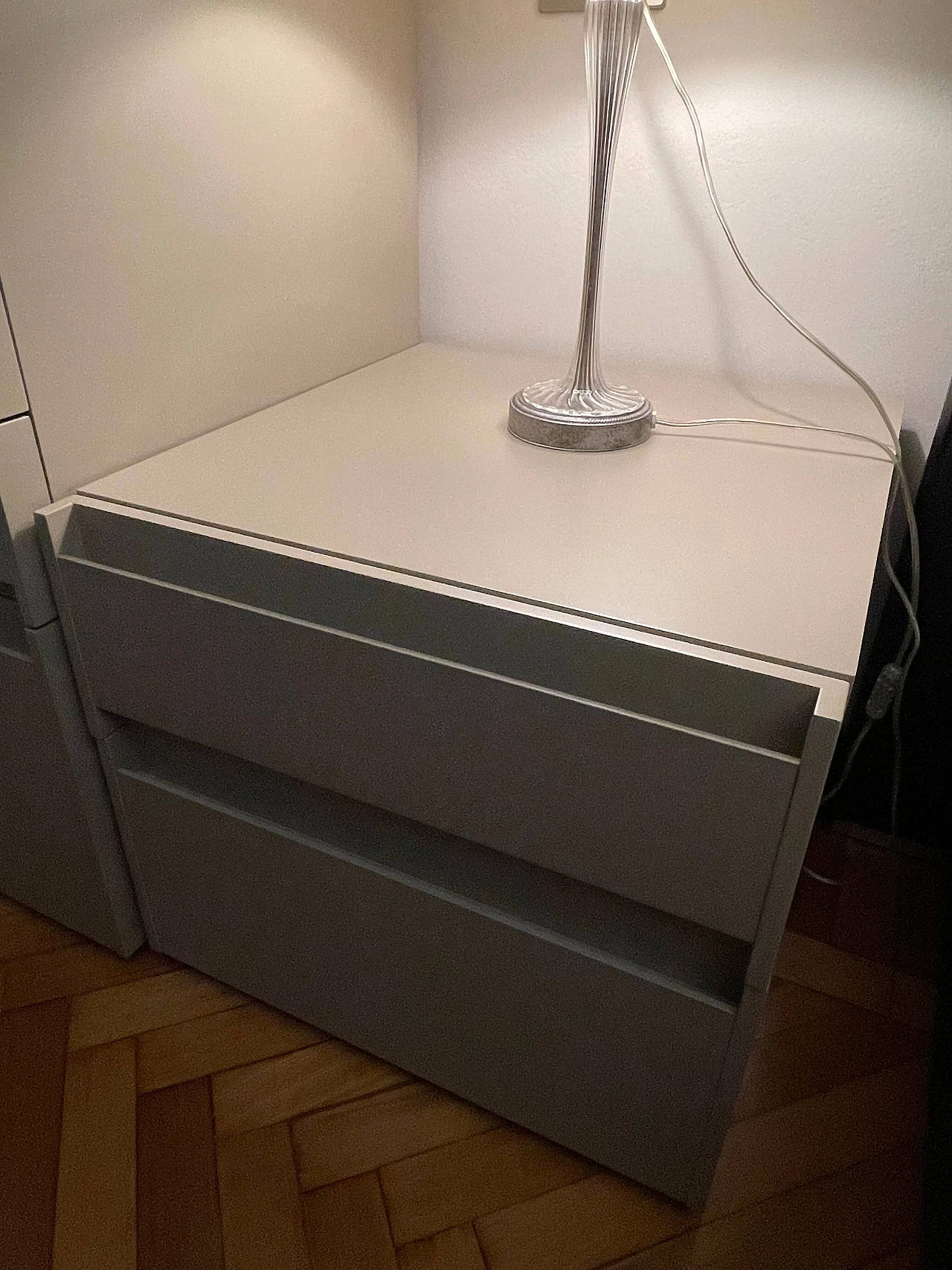 Coppia di comodini in legno laccato, anni 2000 1383344