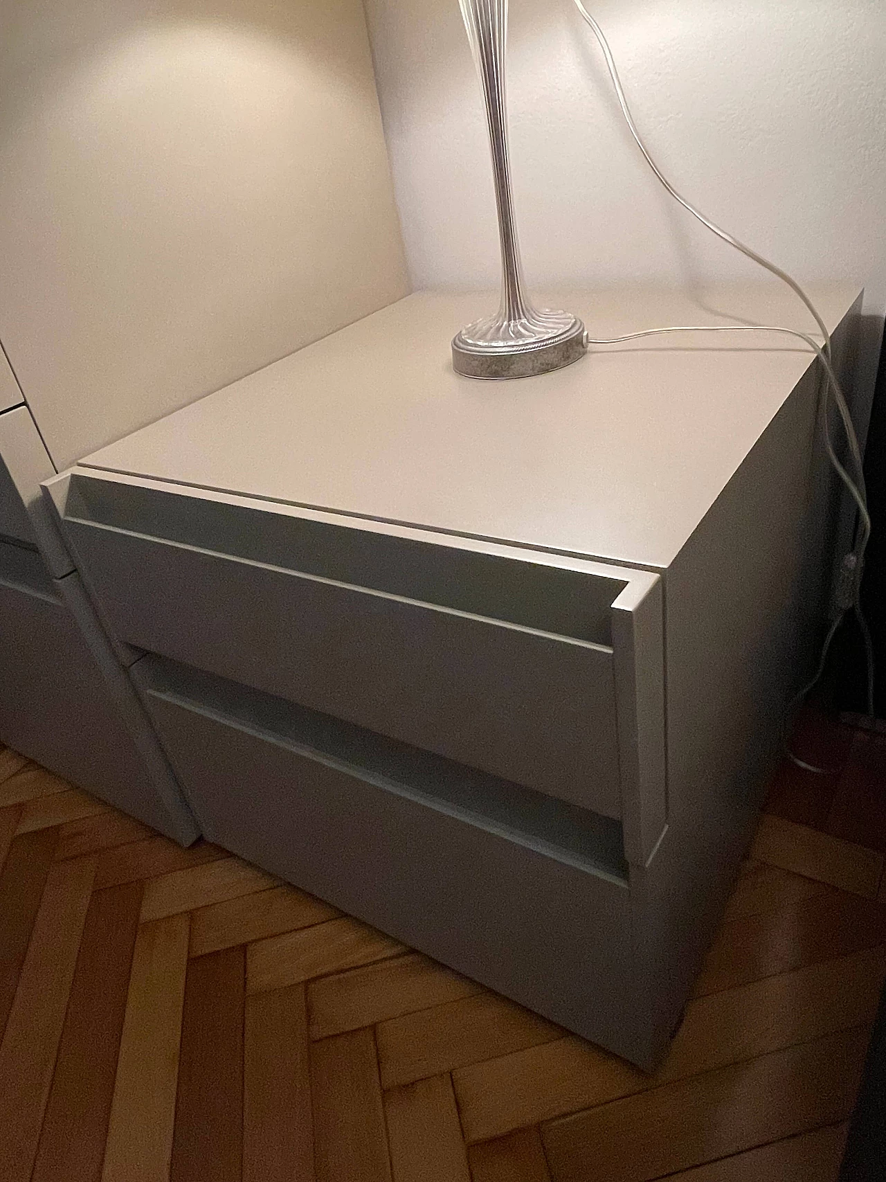 Coppia di comodini in legno laccato, anni 2000 1383346