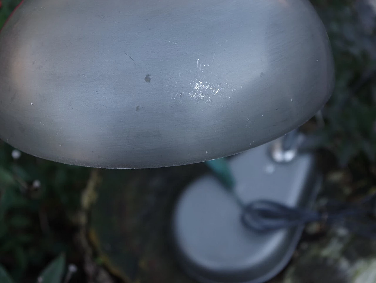 Lampada da tavolo in alluminio, anni '50 1383596