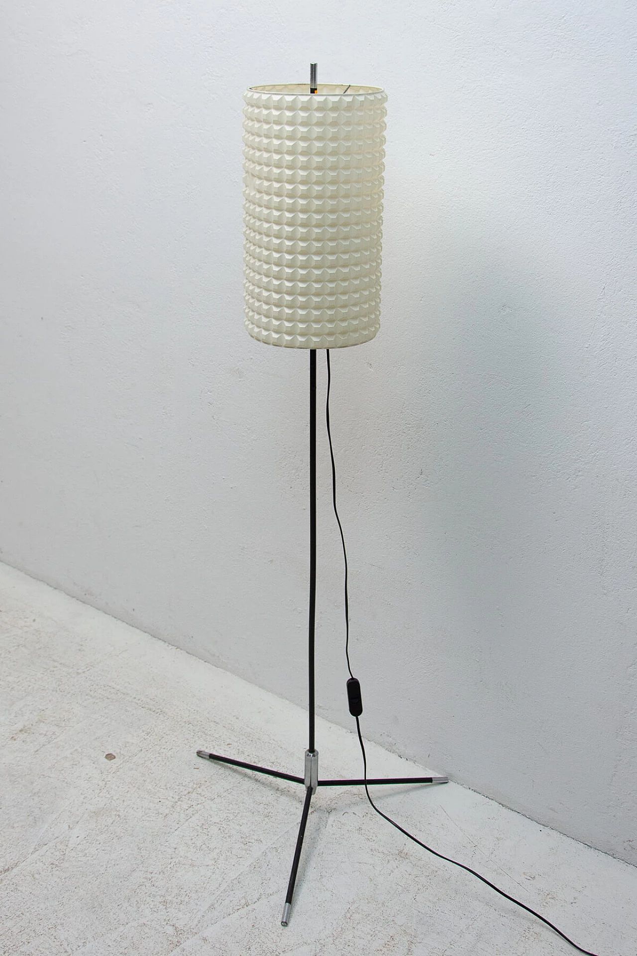 Metal floor lamp with plastic shade, 1960s 1384574