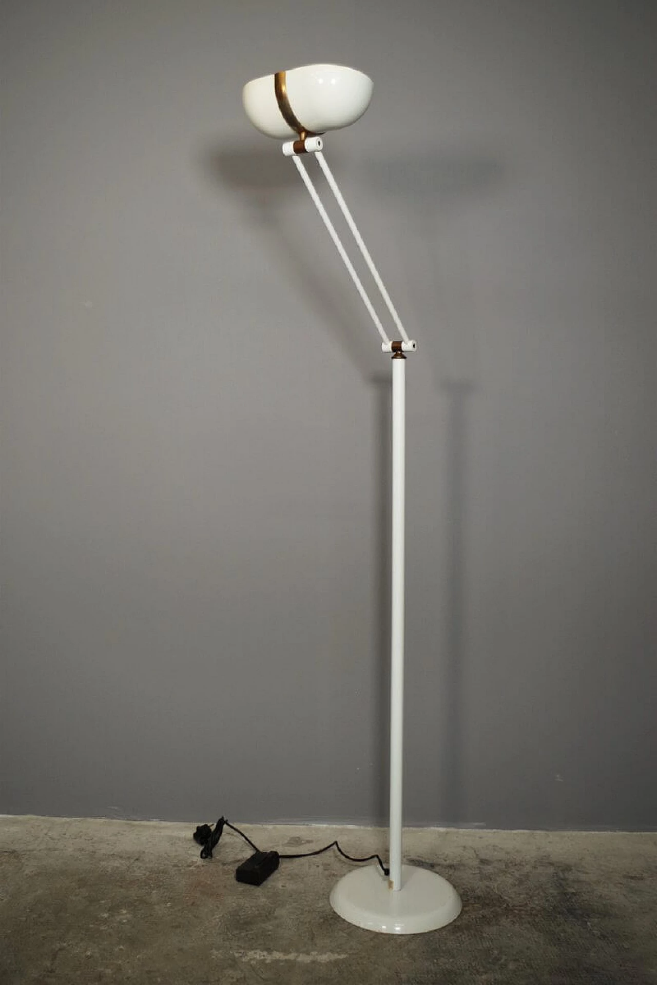 Adjustable floor lamp in lacquered iron and brass, 60s 1386562