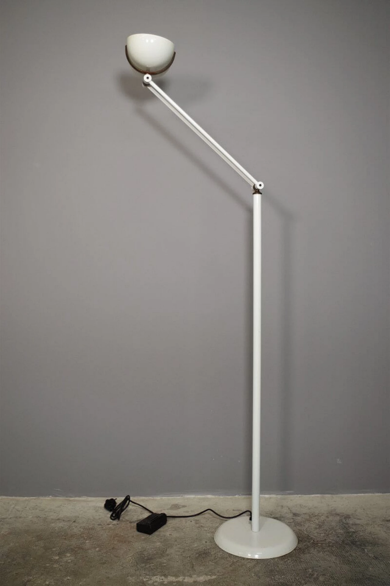 Adjustable floor lamp in lacquered iron and brass, 60s 1386565