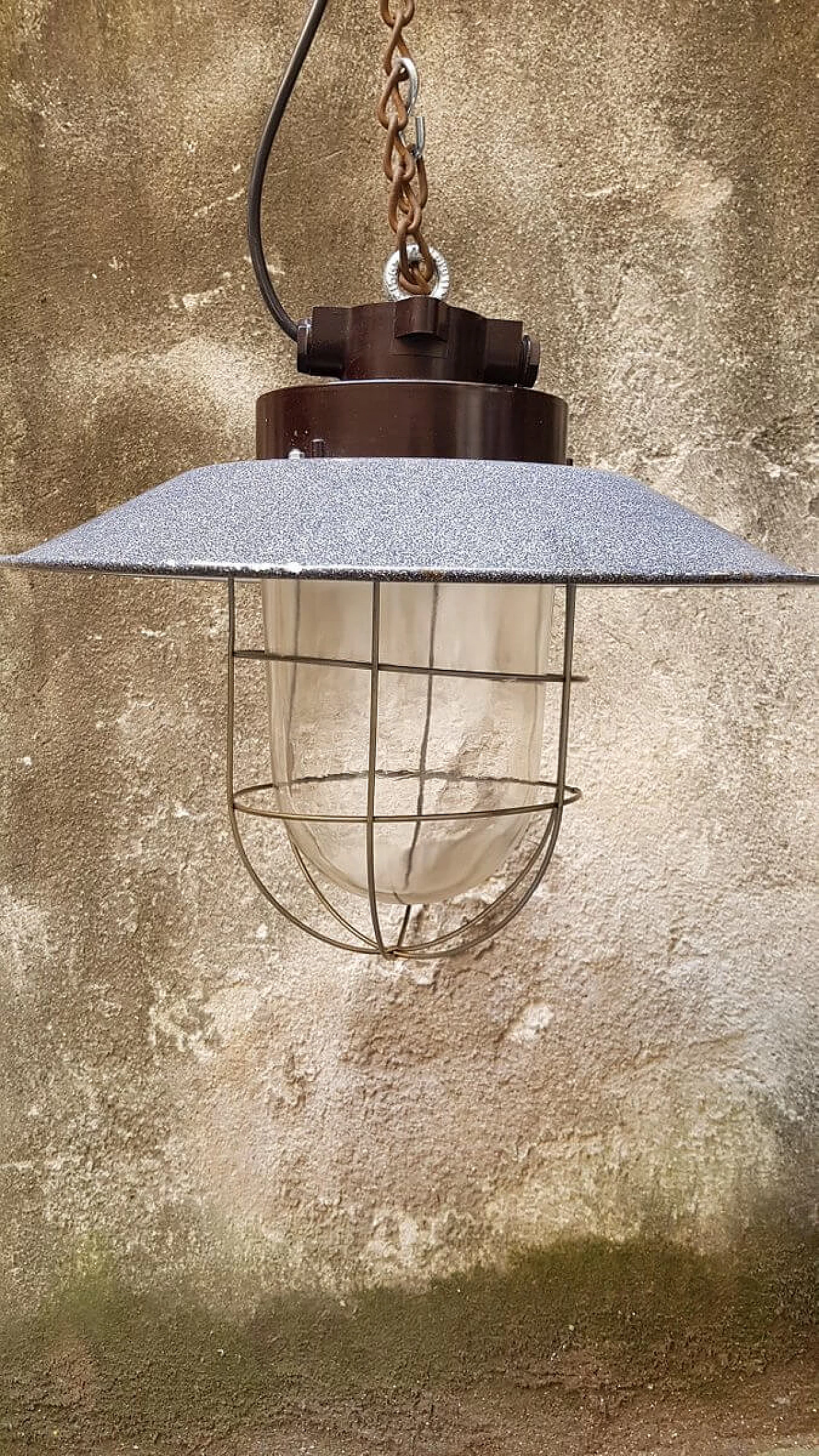 Lampada industriale sovietica in metallo e bachelite, anni '40 1387468