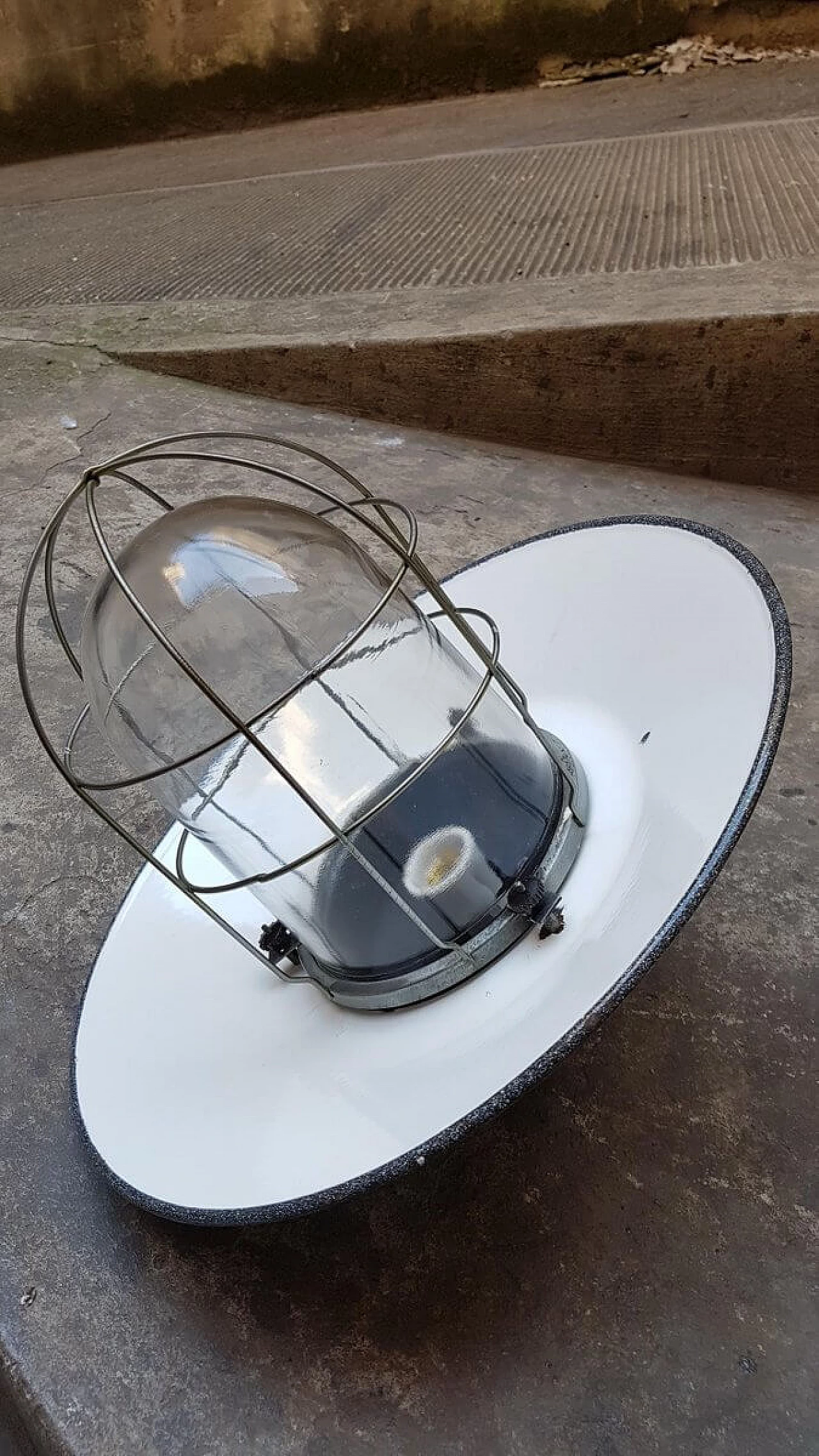 Lampada industriale sovietica in metallo e bachelite, anni '40 1387471