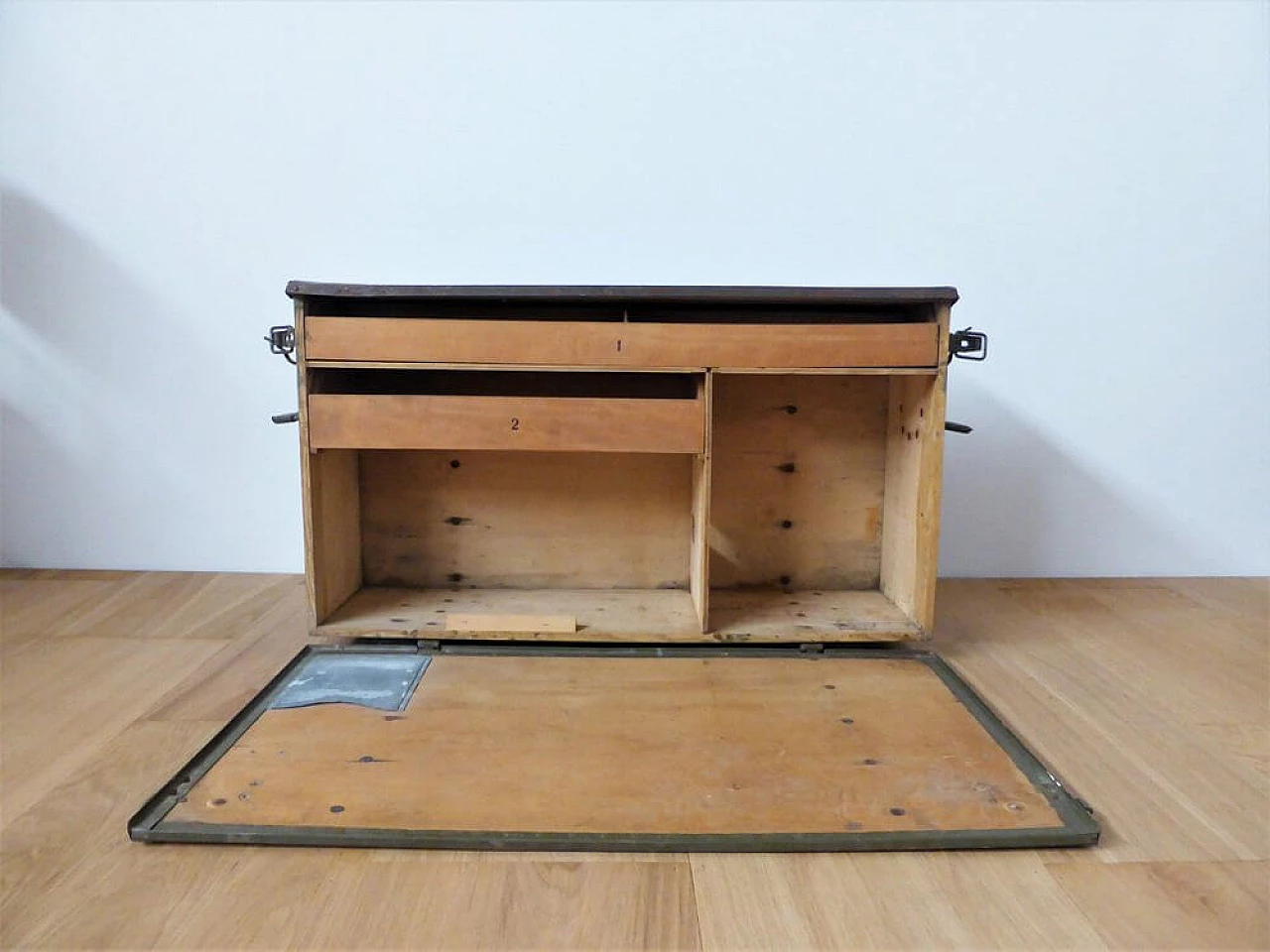 Metal military first aid case, 1940s 1394620