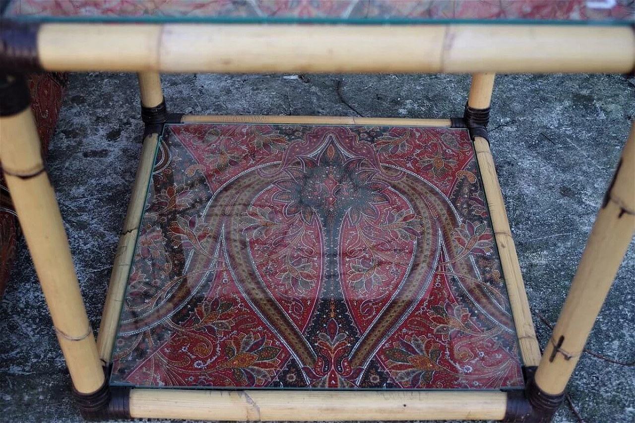 Tavolino in rattan con piano in vetro decorato e pouf, anni ‘70 1395900