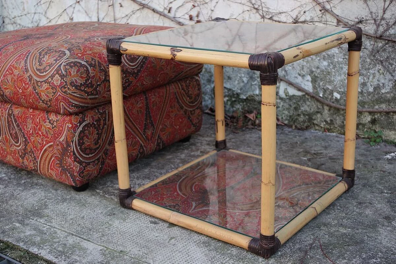 Tavolino in rattan con piano in vetro decorato e pouf, anni ‘70 1395902