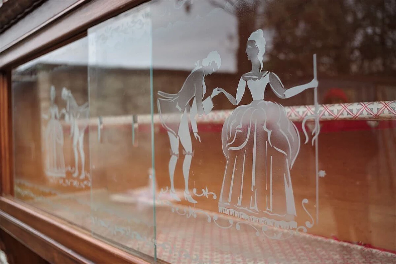 Vetrina in faggio, ottone e vetri decorati, anni '50 1396061