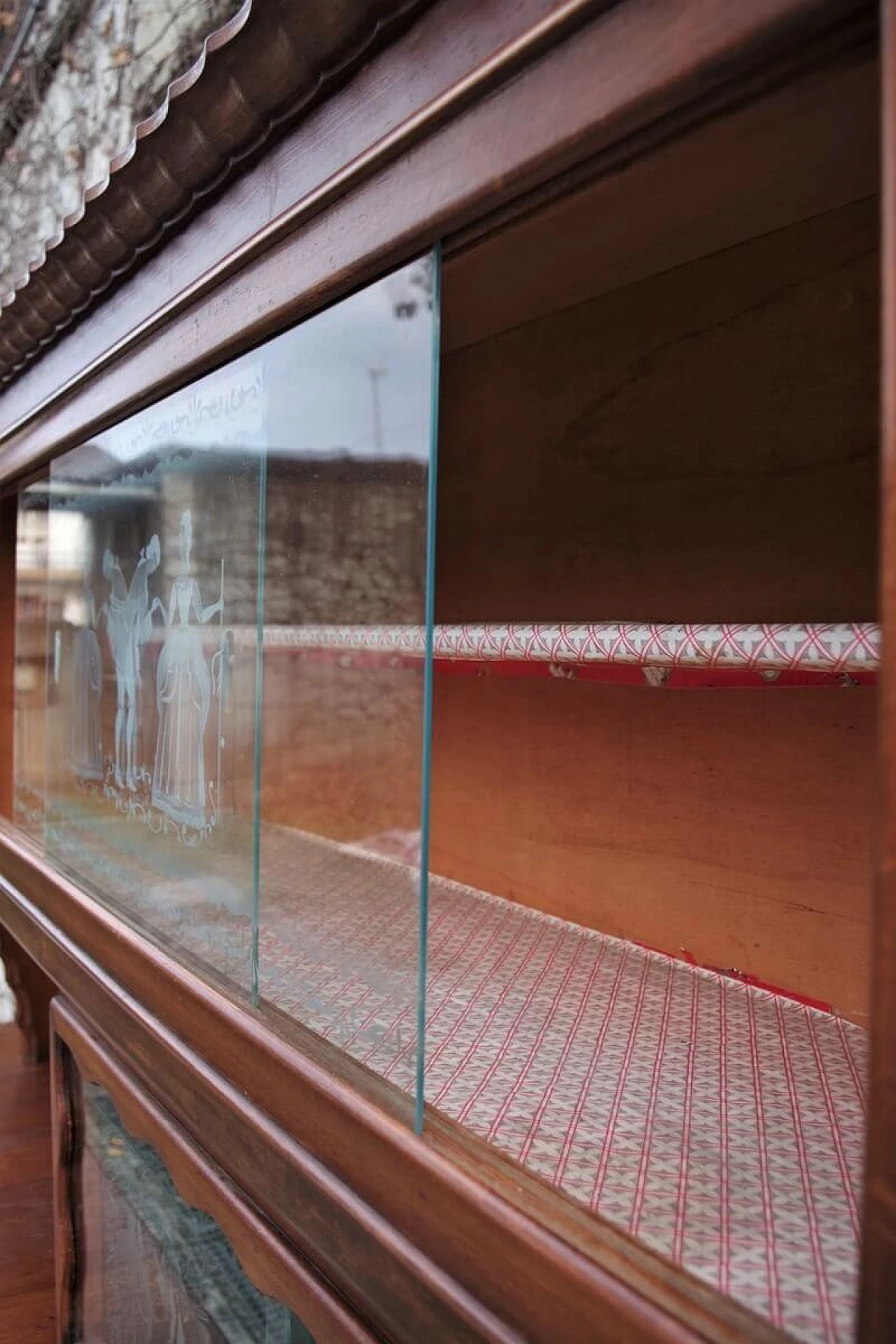 Vetrina in faggio, ottone e vetri decorati, anni '50 1396062