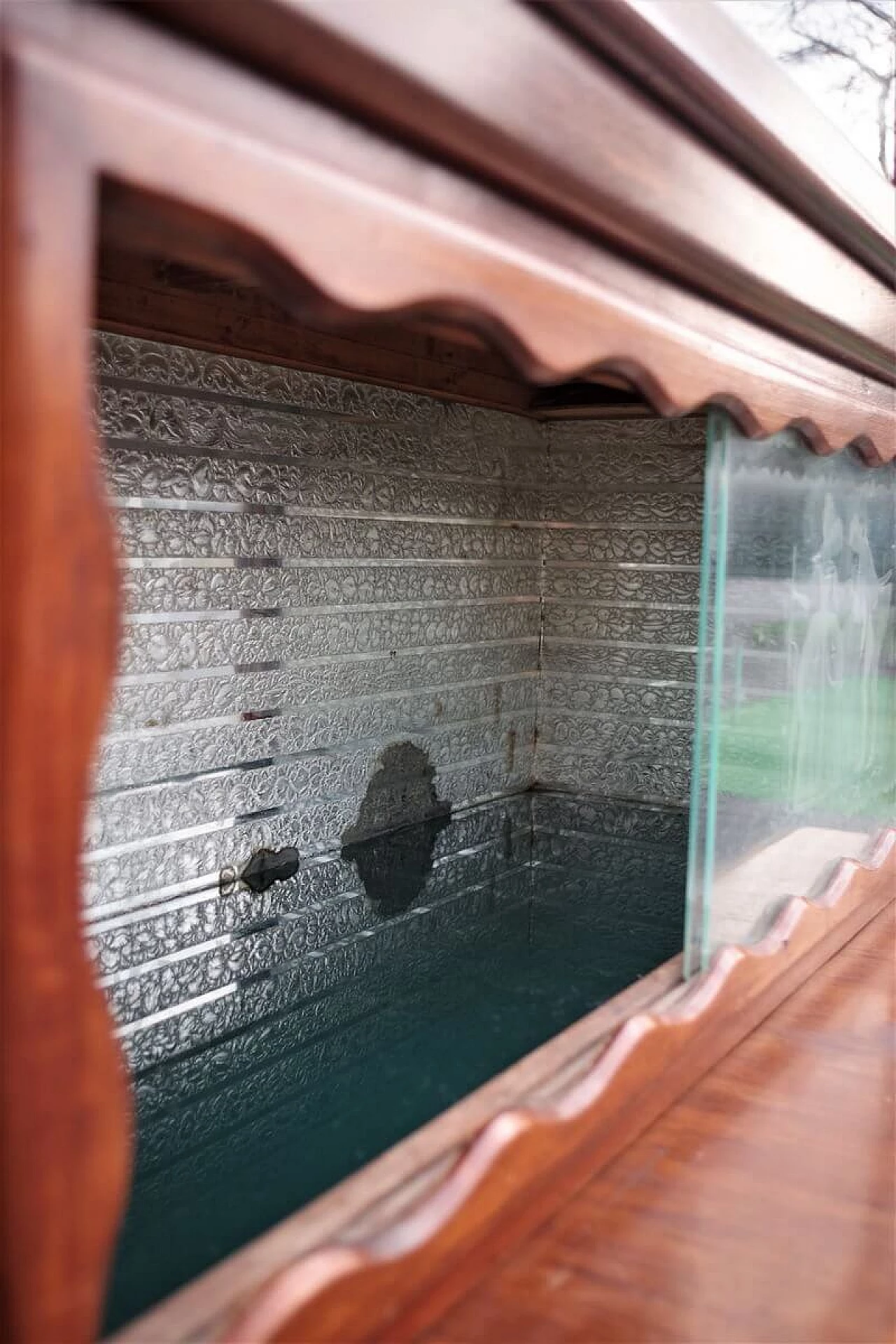 Vetrina in faggio, ottone e vetri decorati, anni '50 1396063