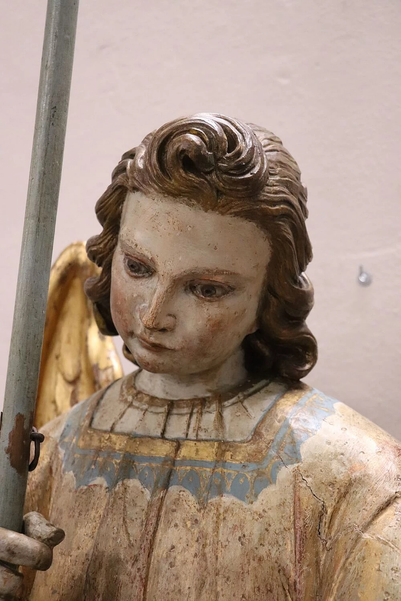 Angelo con portacero, scultura in legno intagliato e dorato, '800 1396650