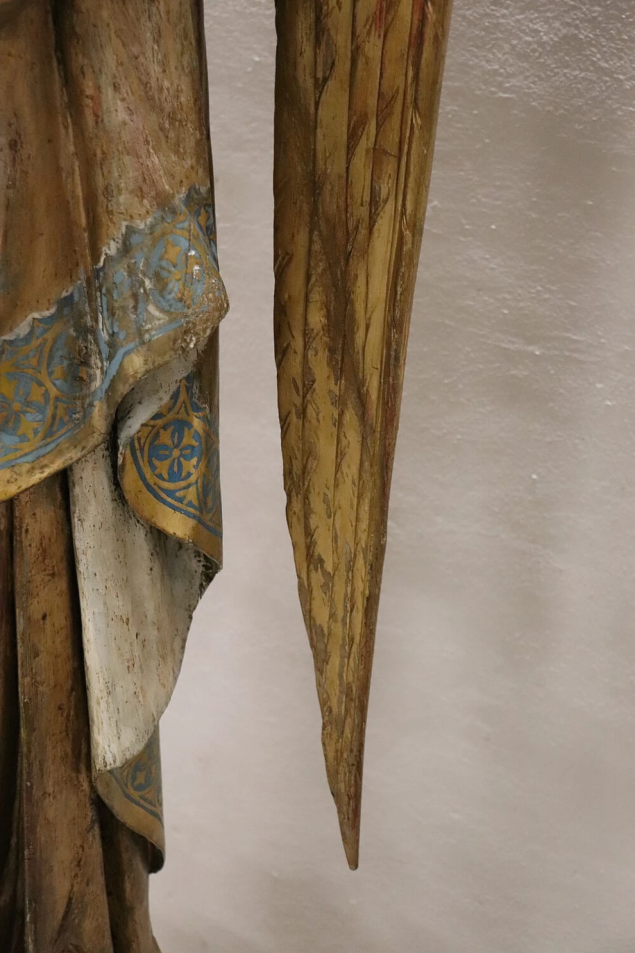 Angelo con portacero, scultura in legno intagliato e dorato, '800 1396652