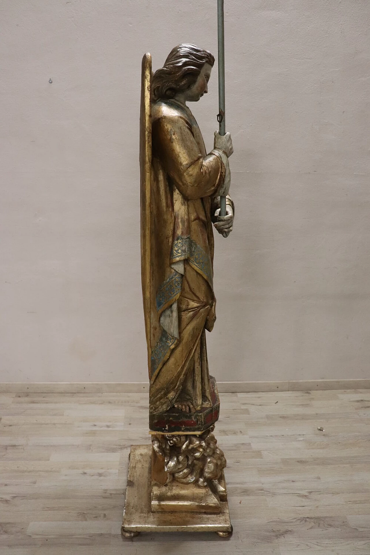 Angelo con portacero, scultura in legno intagliato e dorato, '800 1396656