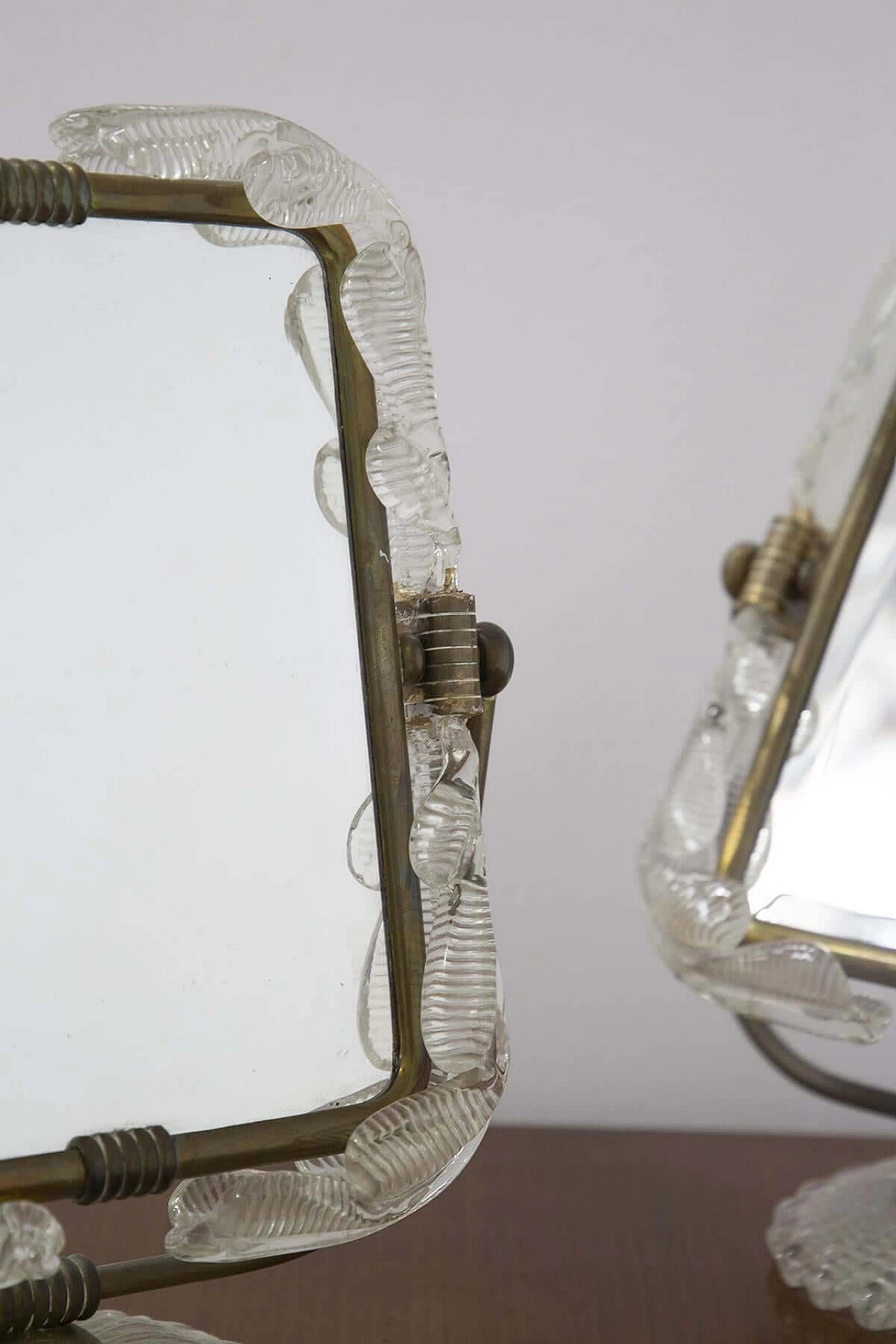 Coppia di specchi da tavolo con montatura in ottone di Barovier e Toso, anni '50 1397840